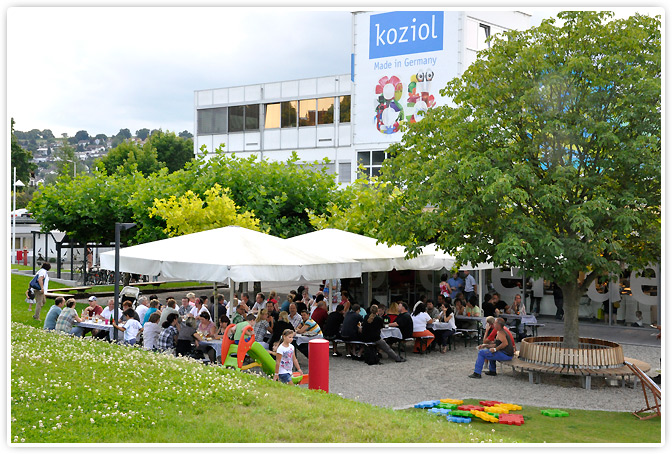 Die Mitarbeiter der Firma Koziol beim Bayrischen Biergarten.