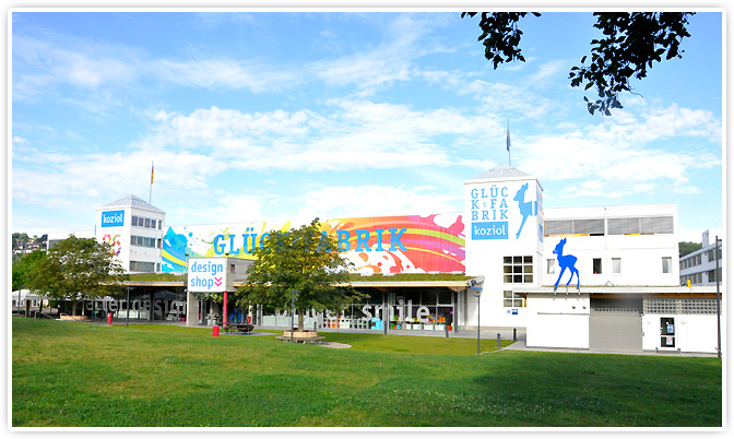 Die Glücksfabrik mit dem neuen Banner.