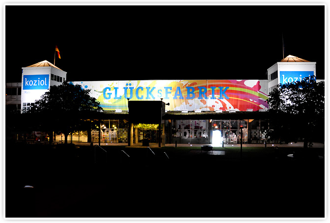 Fassade der Glücksfabrik bei Nacht im September 2013