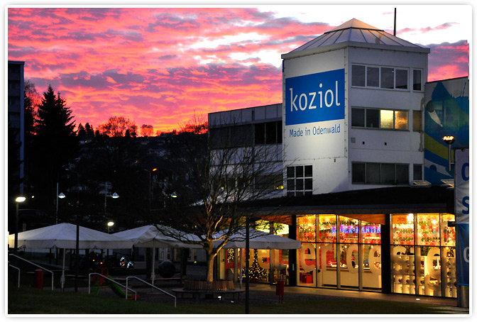 Roter Himmel über der Glücksfabrik während der Weihnachtszeit