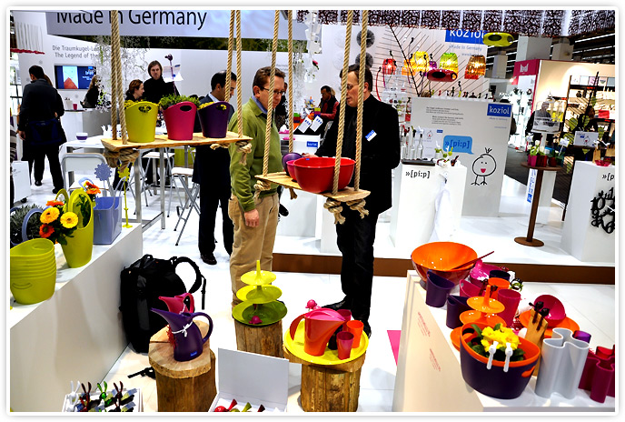 Verkaufsgespräche am Messestand koziol