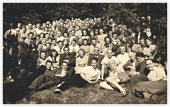 Mitarbeiter und Mitarbeiterinnen der Firma Bernhard Koziol im Jahre 1954.