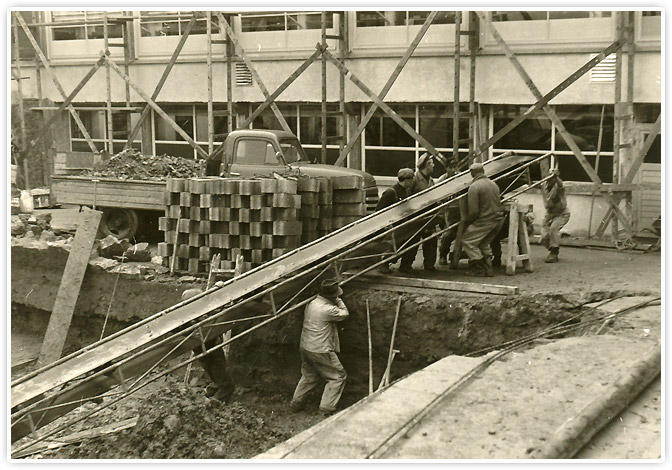 Bauarbeiten am 16. Dezember 1957 bei Bernhard Koziol in Michelstadt.