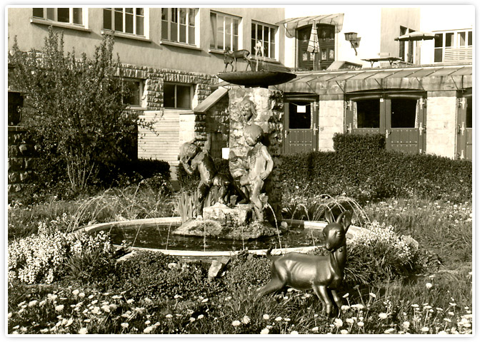 Vorplatz des Firmengebäudes in Michelstadt im April 1959.