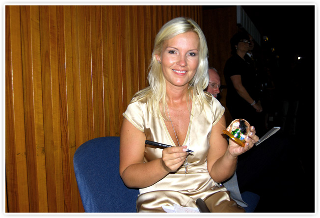 Britta Wiegand beim Signieren der Traumkugel