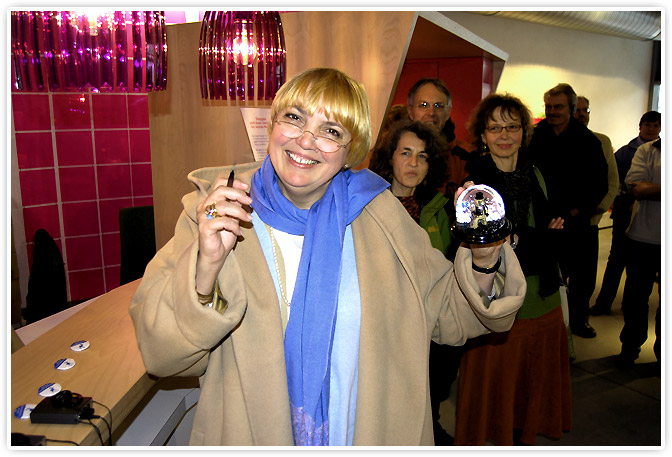 Claudia Roth signierte am 24.01.2010 die Traumkugel beim Besuch der Glücksfabrik in Erbach.