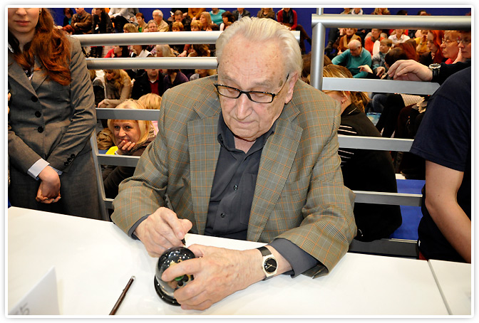 Egon Bahr signierte die Schneekugel am 14.03.2013 in Leipzig.
