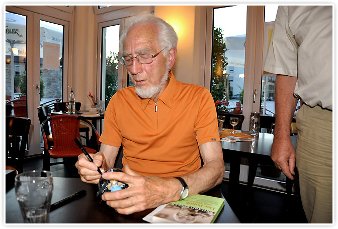 Erhard Eppler signierte die Schneekugel am 27.06.2010 in Sinsheim.