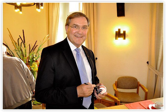Franz Josef Jung signierte die Schneekugel am 03.10.2012 in Bad König.