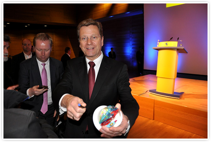 Guido Westerwelle signierte die Traumkugel am 22.03.2011 in Worms.
