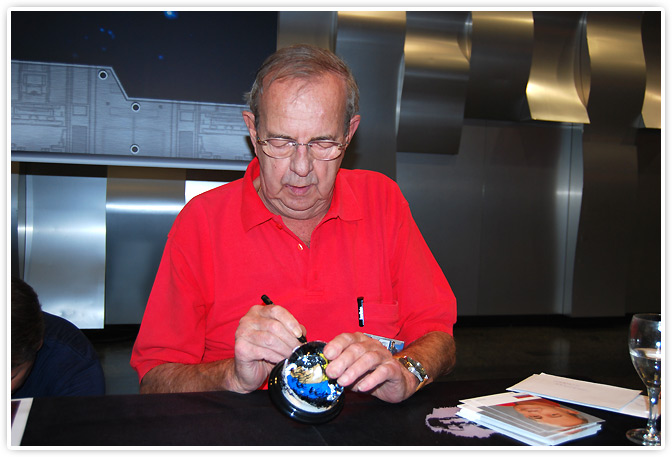 Hans Kneifel signierte die Schneekugel am 02.10.2011 in Mannheim