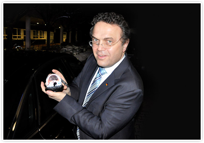 Dr. Hans-Peter Friedrich signierte die Schneekugel am 25.01.2013 in Aschaffenburg.