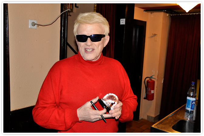 Heino signierte die Schneekugel am 29.01.2012 in Erbach.