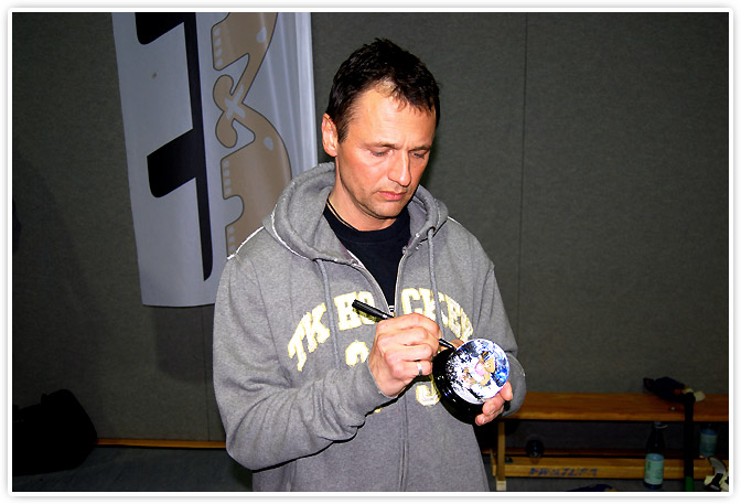 Uwe Krauss signierte die Schneekugel am 19.02.2010 in Mannheim.