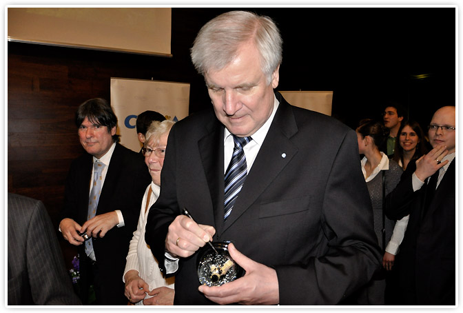 Horst Seehofer beim Signieren der Schneekugel am 27.01.2012 in Aschaffenburg.