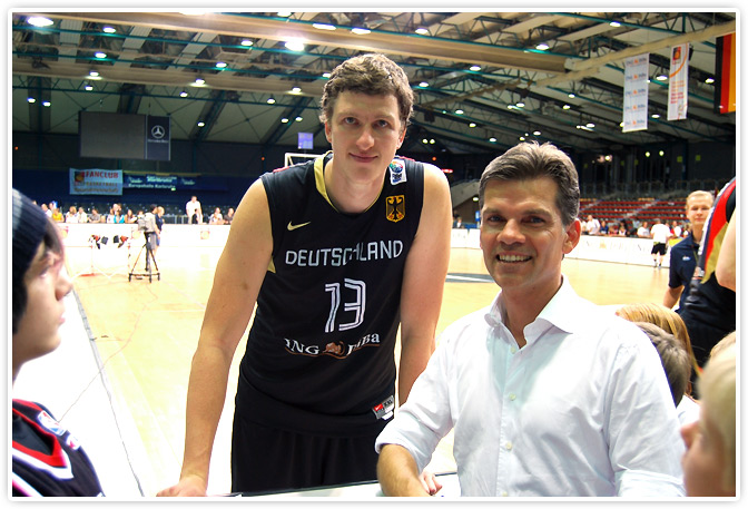 Ingo Wellenreuther auf dem Bild mit dem Deutschen Basketballstar Patrick Femerling.