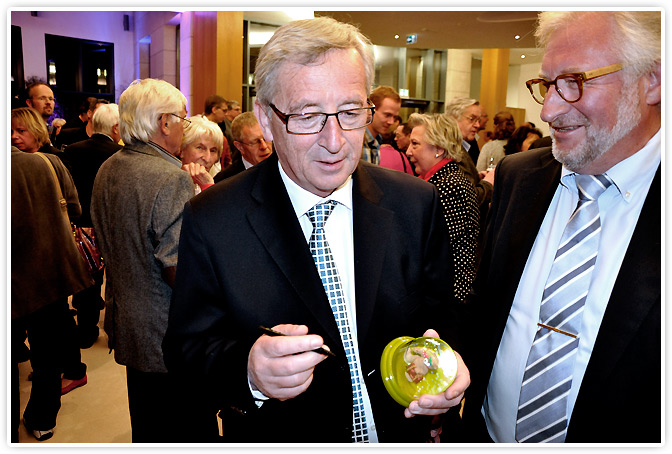 Jean-Claude Juncker signierte die Schneekugel am 26.04.14 in Echternach, Luxemburg.