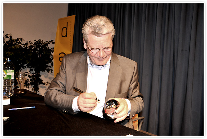 Joachim Gauck signierte die Traumkugel am 27.04.2010.