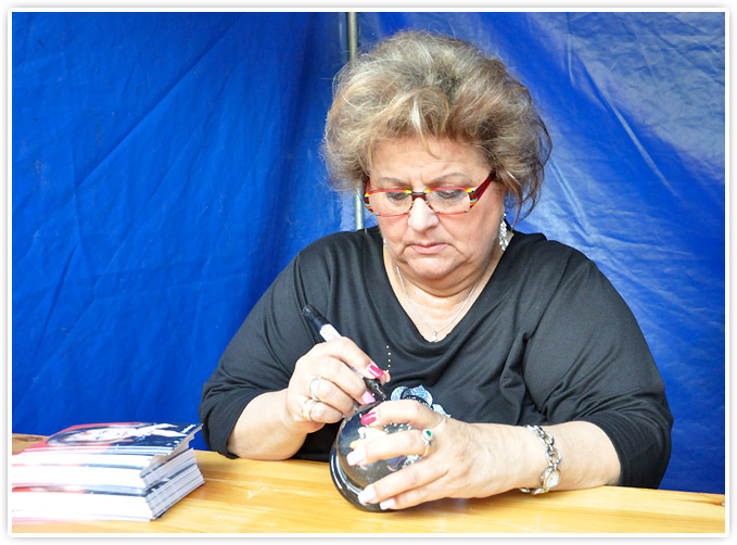 Joy Fleming signierte die Schneekugel am 29. April 2012 in Bad Schönborn.