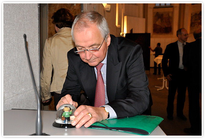 Prof. Dr. Klaus Töpfer signierte die Schneekugel am 09.06.2011 in Bamberg.