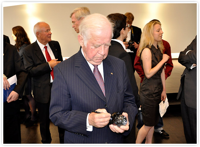 Kurt Biedenkopf signierte die Schneekugel am 27.06.2011 in Heidelberg.