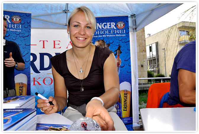 Magdalena Neuner signierte die Traumkugel am 07.08.2011 in Püttlingen.