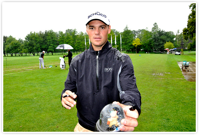 Martin Kaymer signierte die Schneekugel am 23.06.11 in München