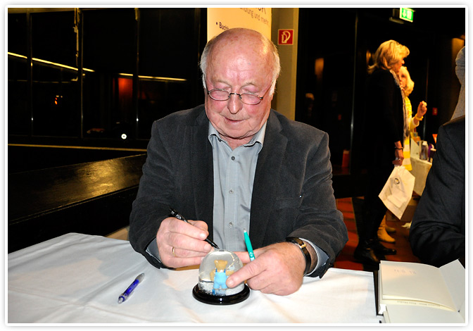 Norbert Blüm signierte die Schneekugel am 07.11.2013 in Bensheim