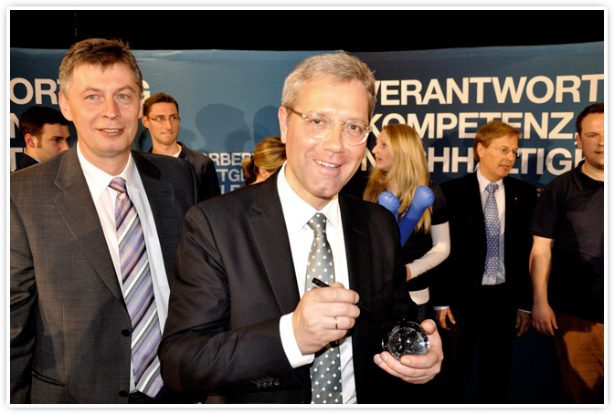 Dr. Norbert Röttgen signierte die Schneekugel am 20.04.2012 in Gummersbach.