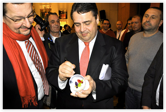 Sigmar Gabriel signierte die Schneekugel am 01.03.2011 in Darmstadt.
