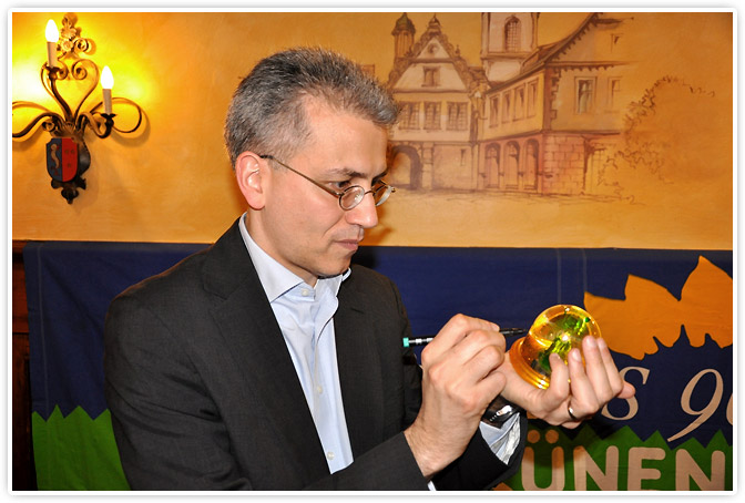 Tarek Al-Wazir signierte die Schneekugel am 23.03.2011 in Erbach.