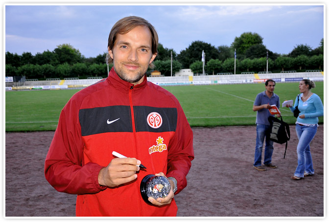 Thomas Tuchel signierte die Schneekugel am 03.08.2010 in Worms.