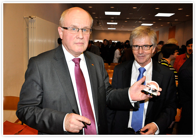 Volker Kauder signierte die Schneekugel am 14.01.2014 in Tholey